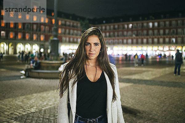 Porträt einer Frau  die nachts auf der Plaza Mayor steht  Madrid  Spanien