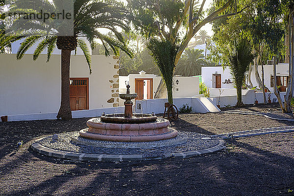Spanien  Kanarische Inseln  Haria  Brunnen und Palmen im Dorfpark