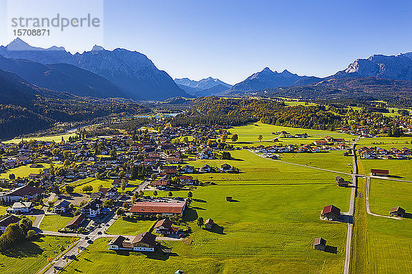 Deutschland  Bayern  Oberbayern  Werdenfelser Land  Krun  Luftaufnahme von Feldern und Dorf mit Karwendel- und Wettersteingebirge im Hintergrund