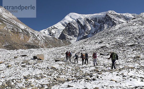 Trekkinggruppe am Chonbarden-Gletscher  Dhaulagiri Circuit Trek  Himalaya  Nepal
