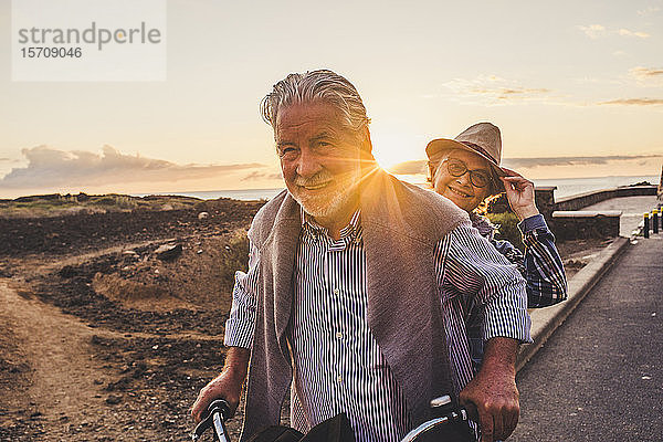 Glückliches aktives Seniorenpaar auf dem Fahrrad  Teneriffa