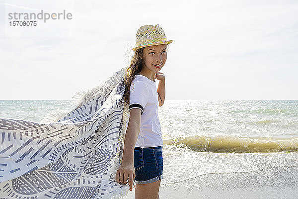 Lächelndes Mädchen mit Handtuch am Strand  Toskana  Italien