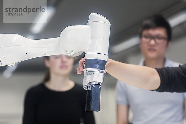 Studenten  die Robotik an einem Universitätsinstitut studieren