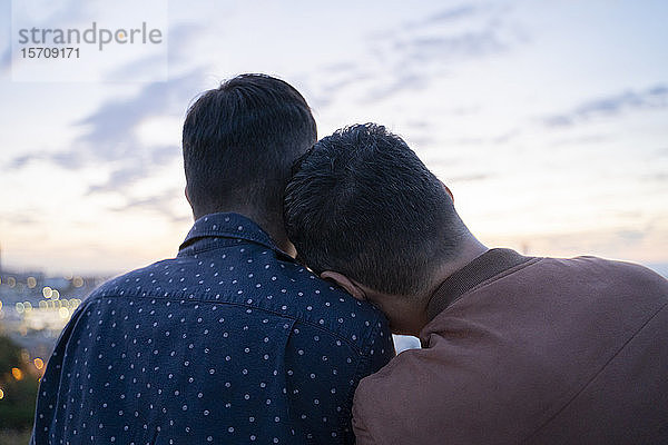 Rückansicht eines schwulen Paares auf einem Aussichtspunkt über der Stadt  Barcelona  Spanien