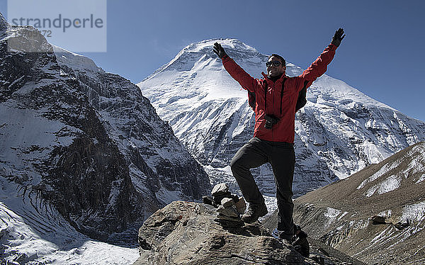Bergsteiger jubelt auf dem Gipfel des French Pass  Dhaulagiri Circuit Trek  Himalaya  Nepal