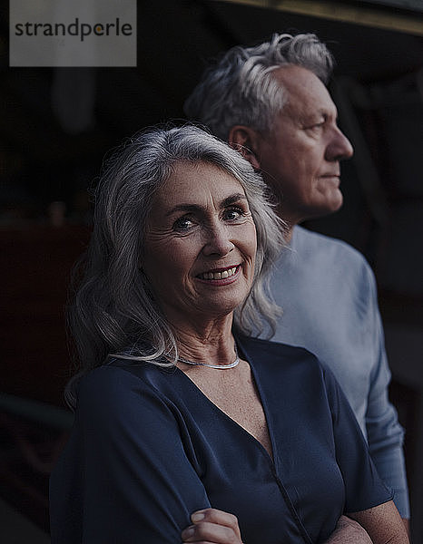 Porträt einer lächelnden reifen Frau mit einem älteren Ehemann
