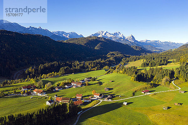 Deutschland  Oberbayern  Werdenfelser Land  Krun  Luftaufnahme eines Dorfes im Tal an einem sonnigen Tag