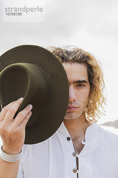 Porträt eines jungen Mannes mit Hut  Ibiza  Balearen  Spanien