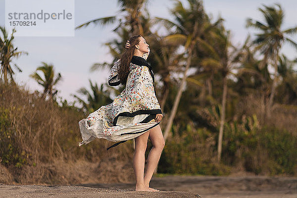 Junge Frau am Strand  Strand von Kedungu  Bali  Indonesien