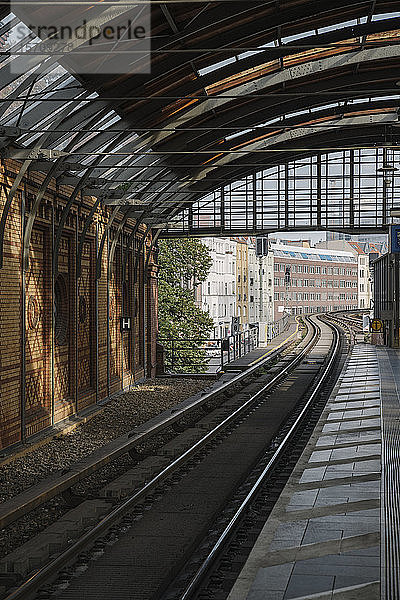 Eisenbahnschienen einer U-Bahn-Linie  Berlin  Deutschland