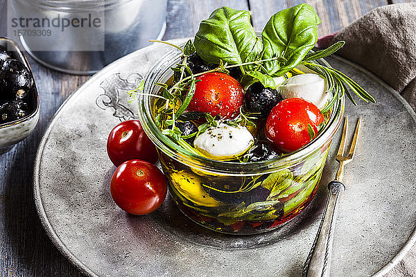 Glas frischer Caprese-Salat in Olivenöl eingelegt