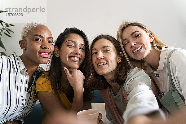 Selbstporträt von vier lächelnden Frauen