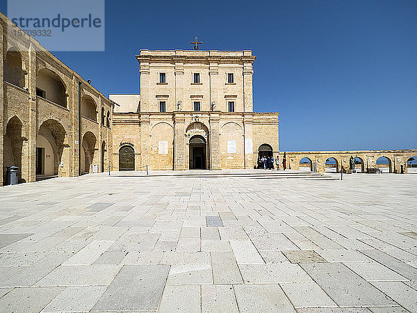 Italien  Provinz Lecce  Santa Maria di Leuca  leerer Platz der Basilika Heiligtum von Santa Maria de Finibus Terrae