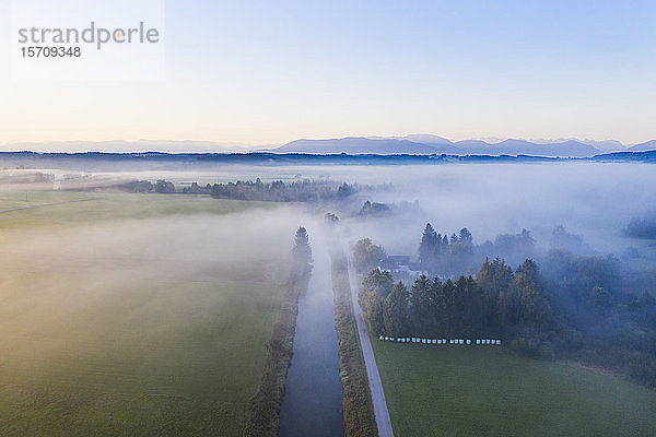 Deutschland  Bayern  Geretsried  Luftaufnahme des Loisachkanals bei nebliger Morgendämmerung