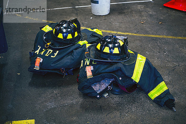 Feuerwehruniformen und -helme in der Feuerwache  New York  Vereinigte Staaten