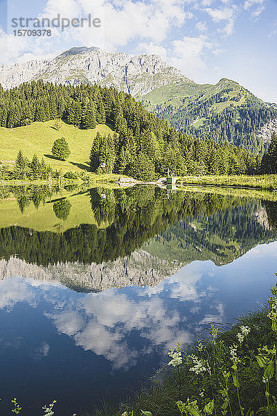 Österreich  Kärnten  Panoramablick auf einen glänzenden See in den Karnischen Alpen