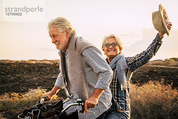 Glückliches aktives Seniorenpaar auf dem Fahrrad  Teneriffa