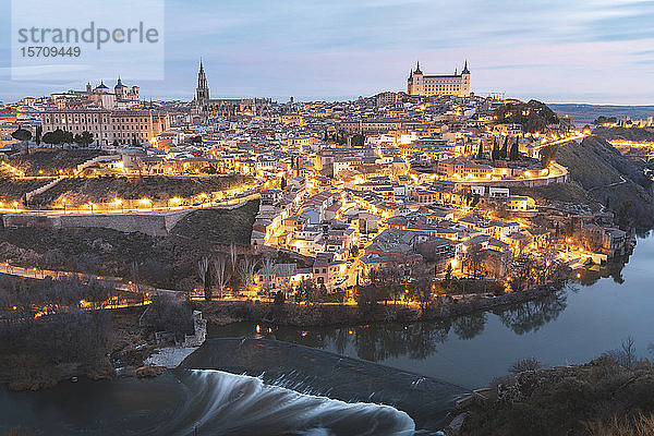 Spanien  Provinz Toledo  Toledo  Tejo und beleuchtete Stadt im Morgengrauen