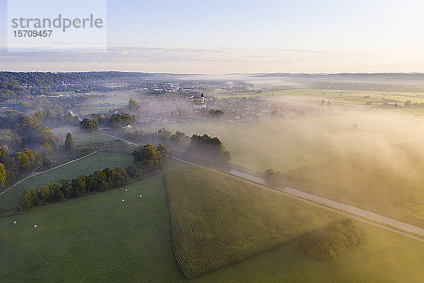 Deutschland  Bayern  Geretsried  Luftaufnahme von Landschaftsfeldern und Loisachkanal im Morgennebel