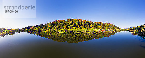 Deutschland  Bayern  Oberbayern  Tölzer Land  Künstlicher See Stallauer Weiher