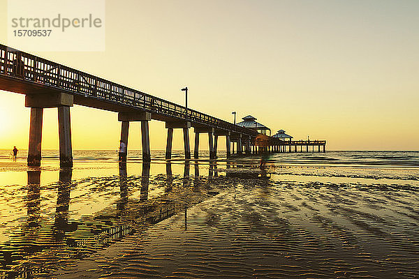 USA  Kalifornien  Feuchter Strand vor dem Pier bei Sonnenuntergang
