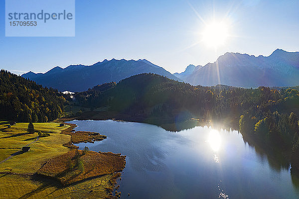 Deutschland  Oberbayern  Werdenfelser Land  Krun  Luftaufnahme des Geroldsees an einem sonnigen Tag