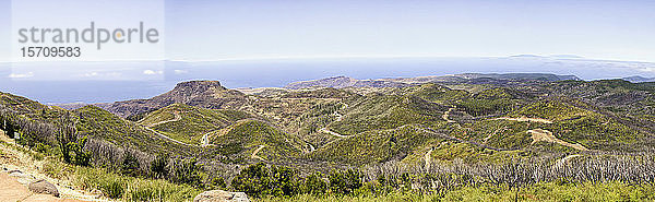 Spanien  Kanarische Inseln  La Gomera  Serpentinenstraße vor dem Tafelberg vom Gipfel des Garajonay aus gesehen