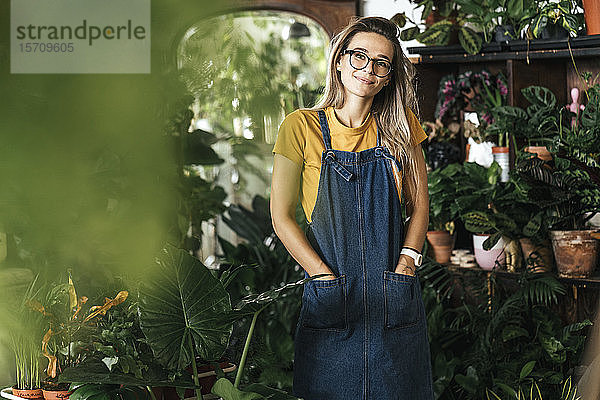 Porträt einer jungen Frau in einem kleinen Gartenbaubetrieb