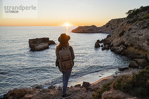 Junge Frau bei Sonnenuntergang am Strand  Ibiza