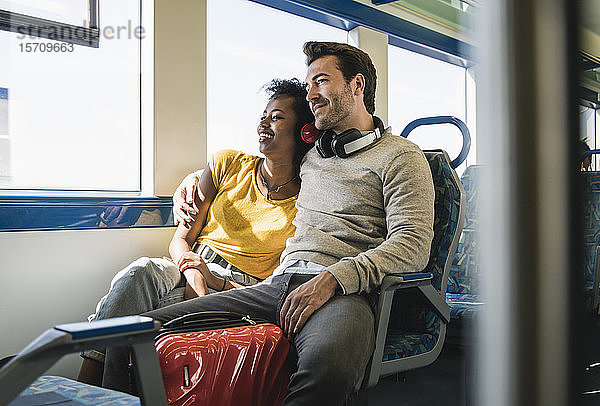 Junges Paar entspannt sich in einem Zug
