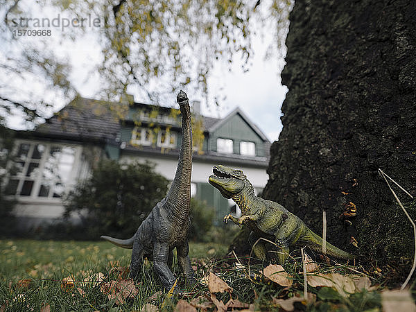 Dinosaurier-Figuren im Herbst im Garten