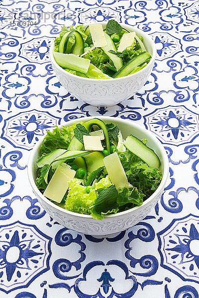 Erbsen- und Gurkensalat auf gemustertem Tisch