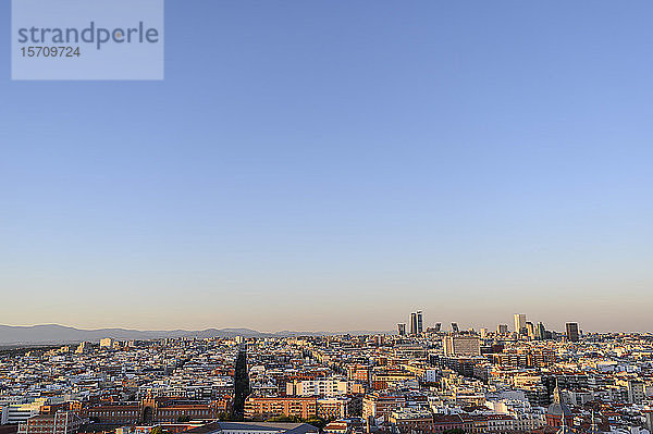 Spanien  Madrid  Klarer Himmel über der Innenstadt in der Abenddämmerung