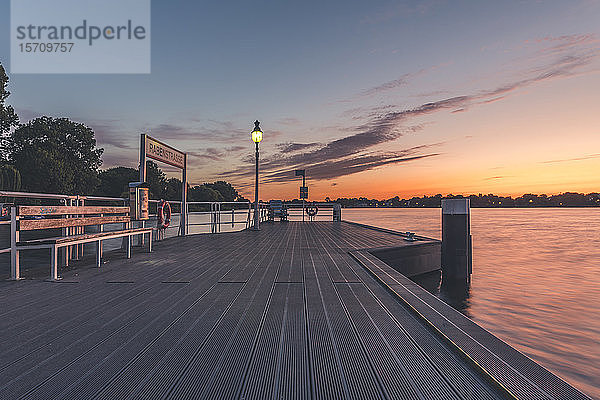 Deutschland  Hamburg  Pier an der Außenalster bei Sonnenaufgang