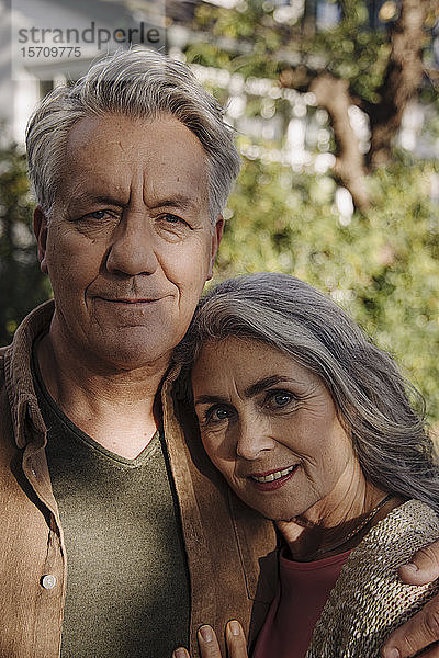 Porträt eines älteren Ehepaares im Garten ihres Hauses