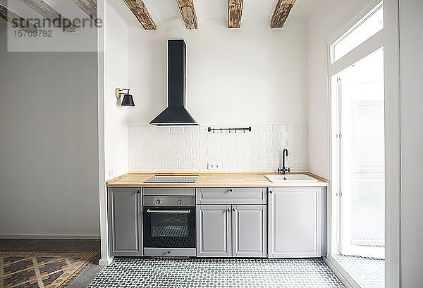 Moderne Küchenzeile in einer Wohnung in Barcelona  Spanien