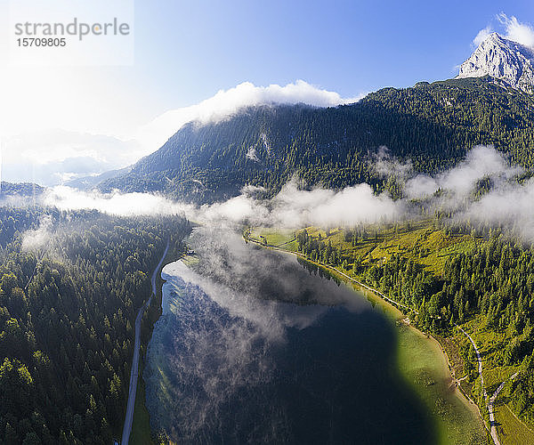 Deutschland  Bayern  Mittenwald  Luftaufnahme des Nebels über dem Ferchensee und dem umliegenden Wald