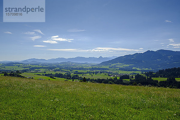 Deutschland  Bayern  Mittelberg  Blick auf den Ostallgau mit Bergen im Hintergrund