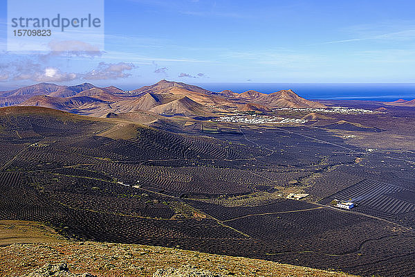 Spanien  Kanarische Inseln  Lanzarote  Region La Geria  Weinberge und Hügel