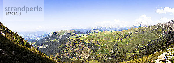 Italien  Trentino-Südtirol  Landschaftliches Panorama der grünen Alpen