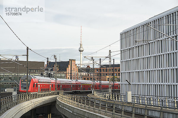 Stadtansicht mit Berliner Fernsehturm und Regionalzug im Vordergrund  Berlin  Deutschland