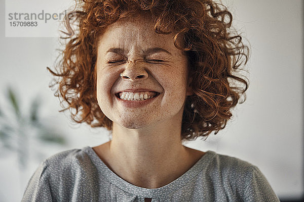 Porträt einer glücklichen Frau mit geschlossenen Augen
