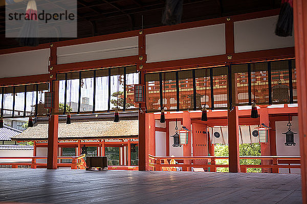 Japan  Präfektur Kyoto  Stadt Kyoto  Leeres Inneres des Fushimi Inari-taisha-Tempels