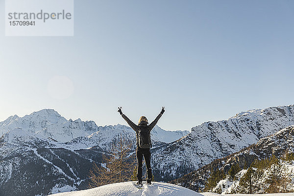 Frau geniesst die winterliche Berglandschaft  Valmalenco  Italien