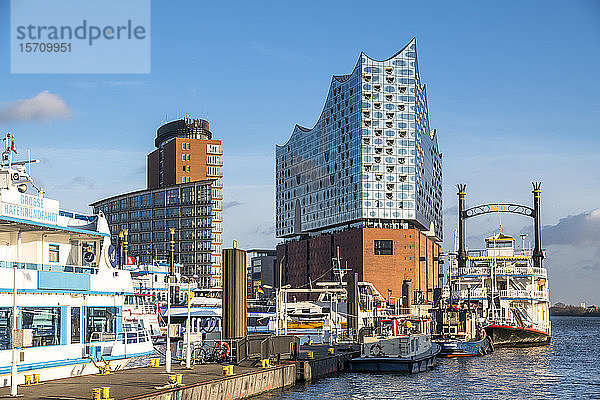 Deutschland  Hamburg  Dampfer im Hafen vor der Elbphilharmonie festgemacht