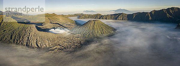 Indonesien  Ost-Java  Luftpanorama des im Morgennebel gehüllten Mount Bromo