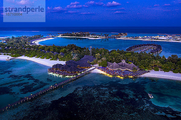Malediven  Olhuveli  Luftaufnahme des Küsten-Touristenresorts auf dem Süd Male Atoll in der Abenddämmerung