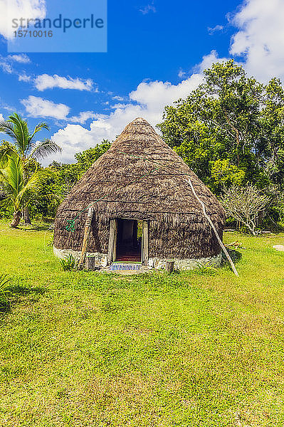 Neukaledonien  Lifou  traditionelle Kanak-Hütte