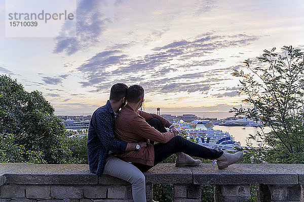 Liebenswertes schwules Paar auf dem Aussichtspunkt über der Stadt mit Blick auf den Hafen  Barcelona  Spanien