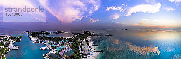 Malediven  Süd Male Atoll  Malediven Olhuveli-Lagune mit Strandbungalows bei Sonnenuntergang